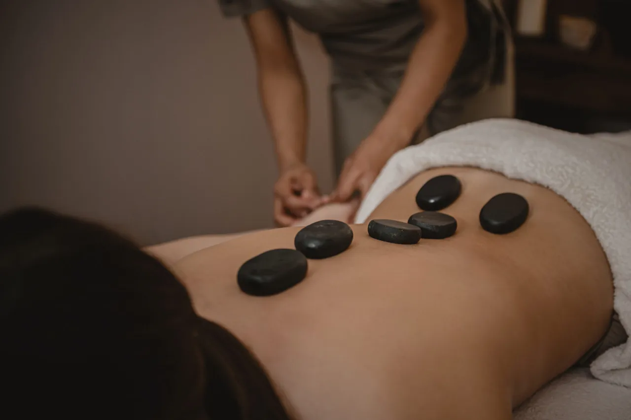 Korzyści masażu gorącymi kamieniami
