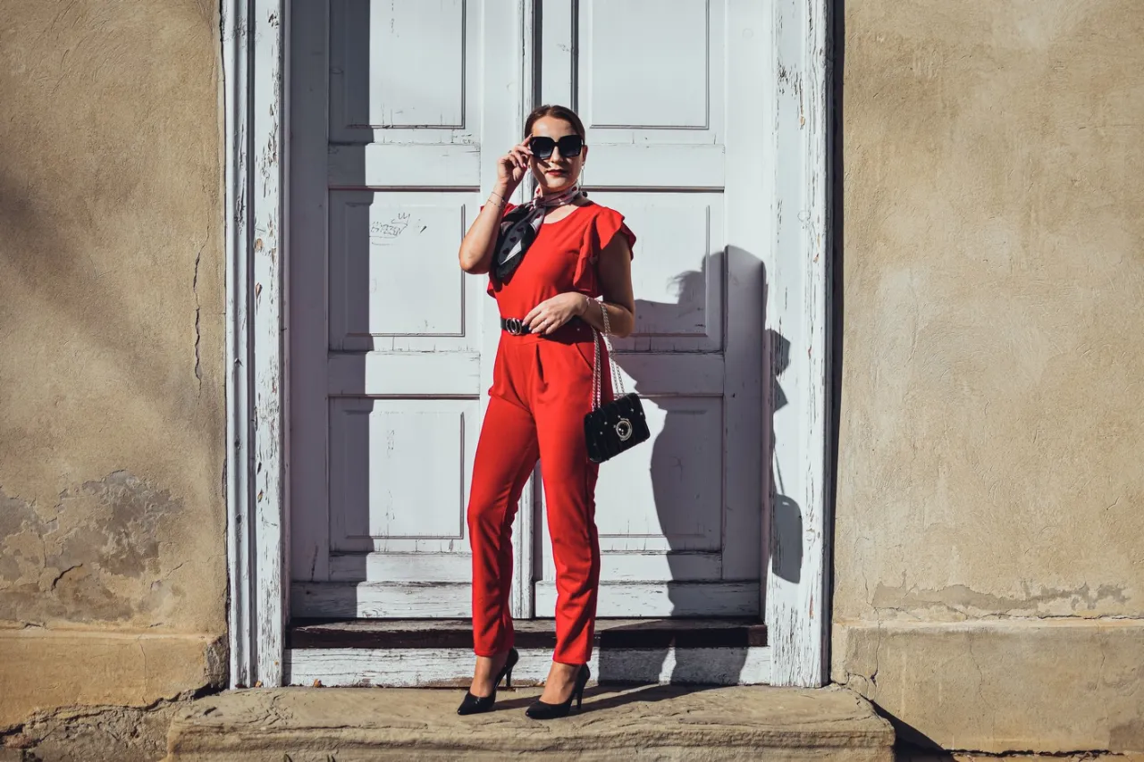 czerwony kombinezon i r&oacute;żowe buty stylizacja color blocking