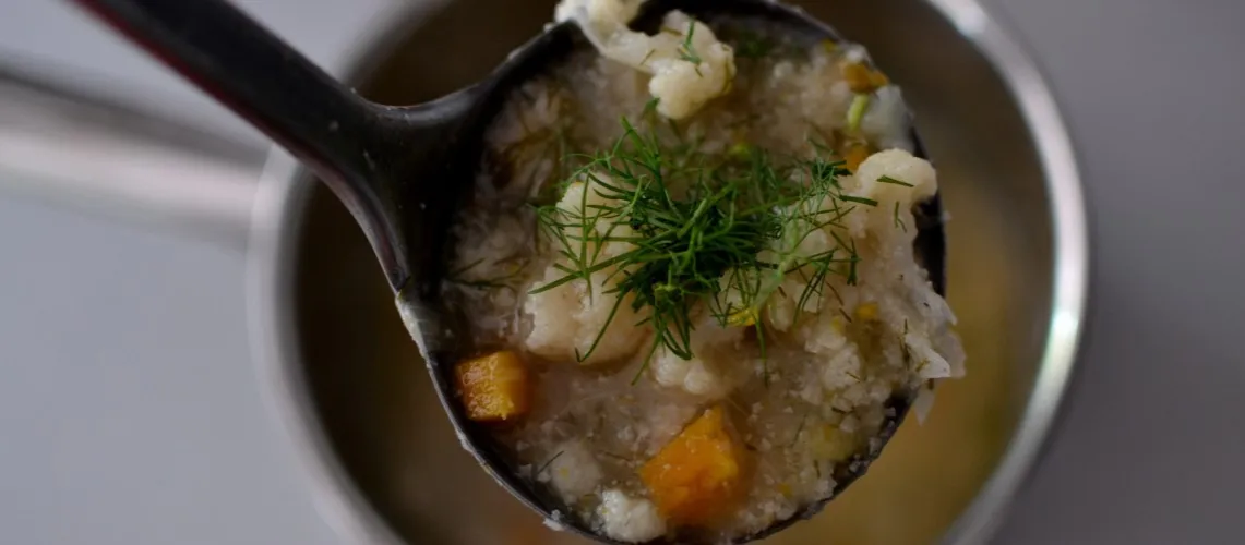 lekka zupa kalafiorowa z ziołami