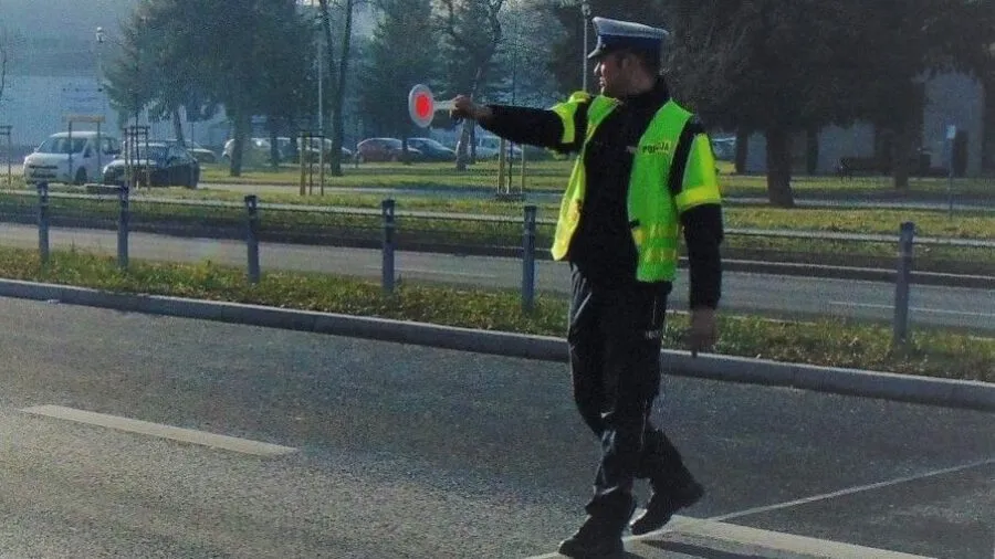 policjant zatrzymujący motorowerzystę