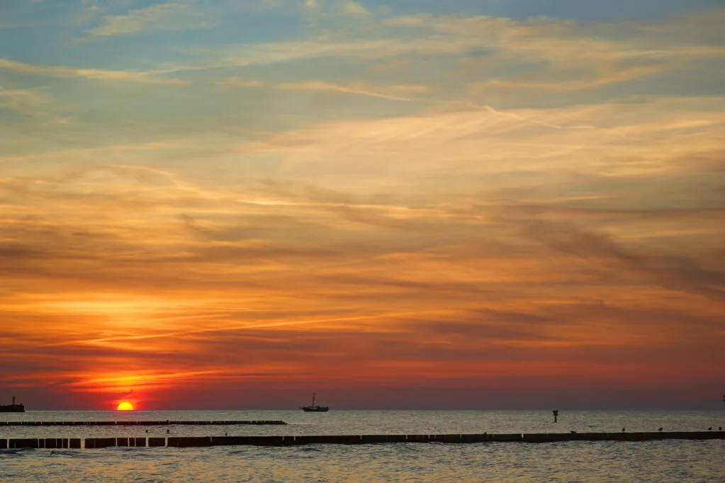 Złota godzina zachód słońca nad morzem fotografia