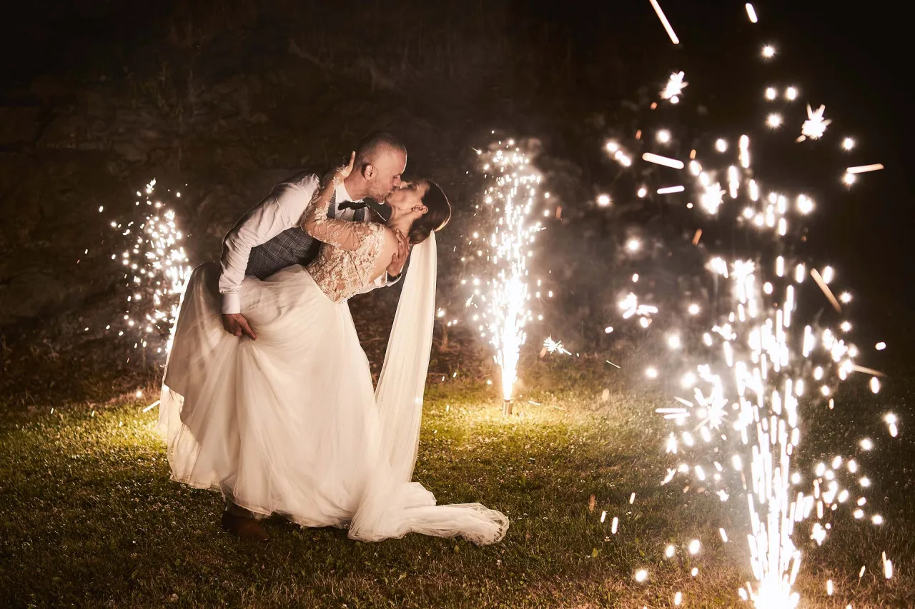 Ustawienia aparatu zimne ognie fotografia ślubna