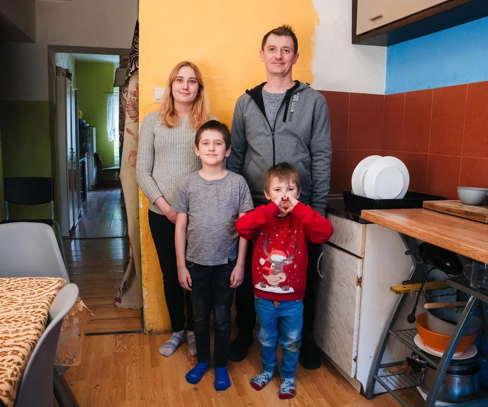 Rodzina w nowym mieszkaniu po remoncie