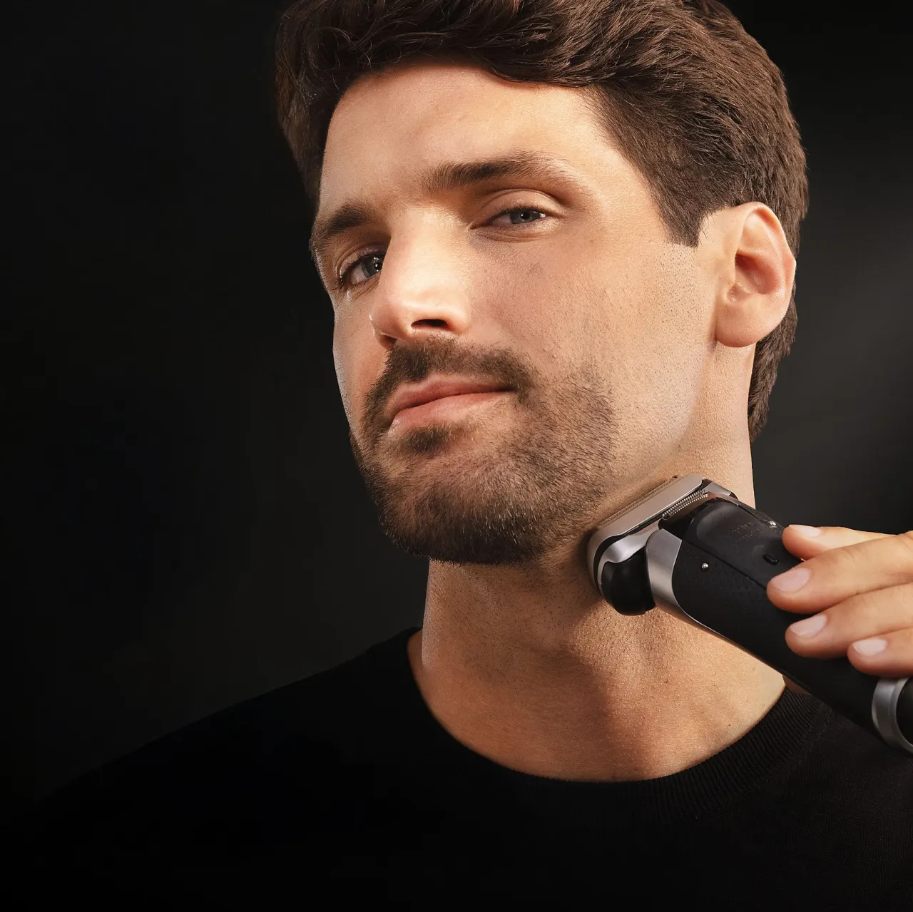 mężczyzna wybierający golarkę elektryczną w sklepie