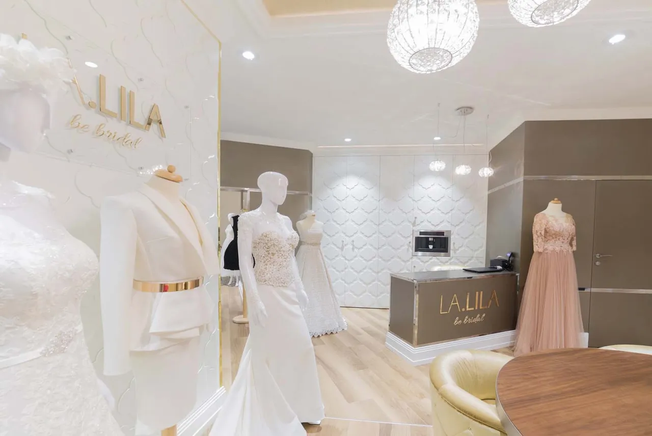 elegancki salon sukien ślubnych wnętrze z manekinami