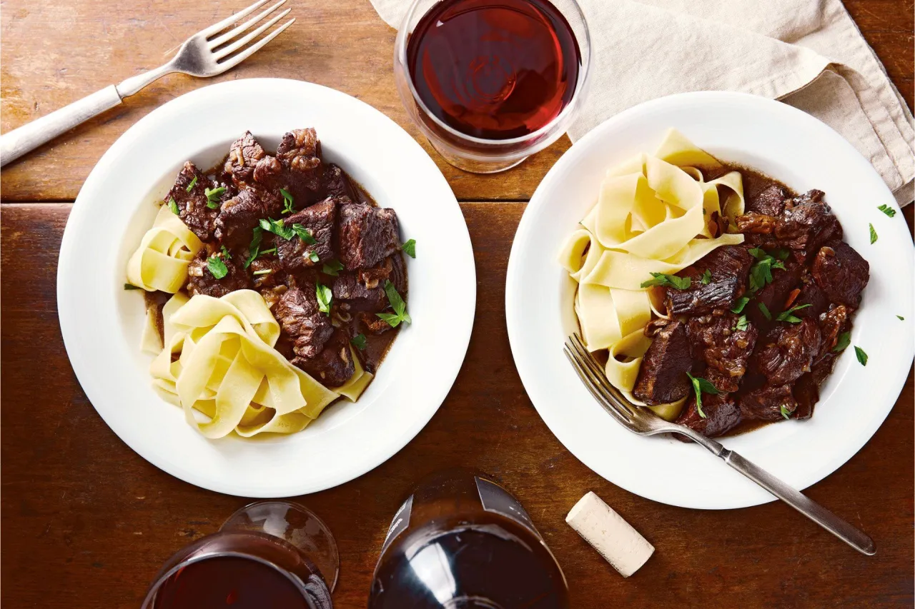 wołowina po burgundzku z puree ziemniaczanym i bagietką