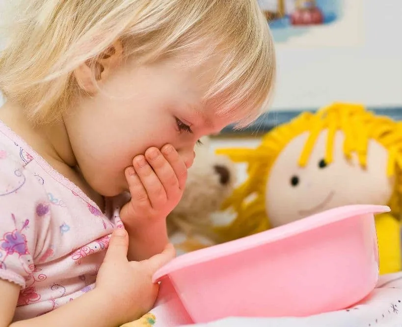 rodzic pociesza wymiotujące dziecko, nawadnianie dziecka, zaniepokojony rodzic z dzieckiem