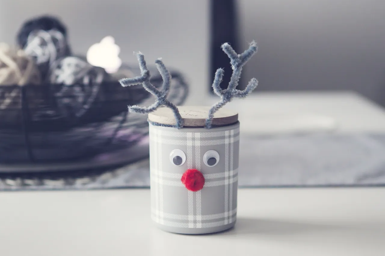 Inspiracje pakowania prezentów szarym papierem z naturalnymi dodatkami