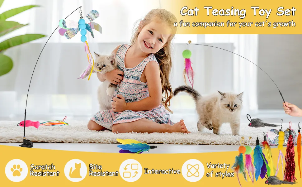 Dziecko bawi się interaktywnym kotkiem