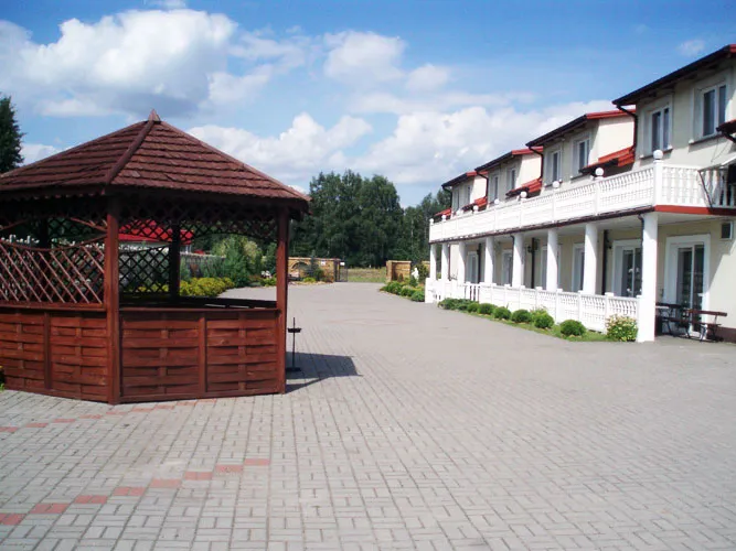 Kryształowy Dworek Emilian&oacute;w architektura ogr&oacute;d oczko wodne