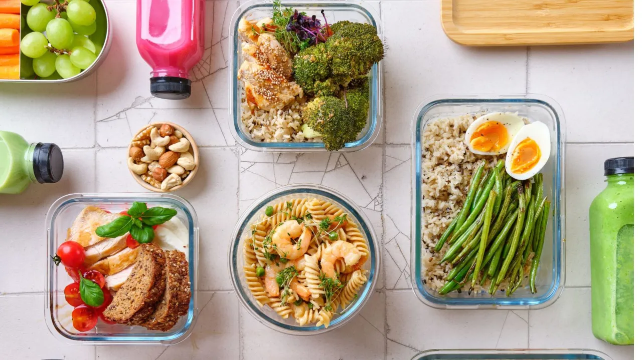 Idealne posiłki co jesc po silowni: kurczak z ryżem i brokułami, makaron z krewetkami, ryż z fasolką i jajkiem, kanapka z kurczakiem.