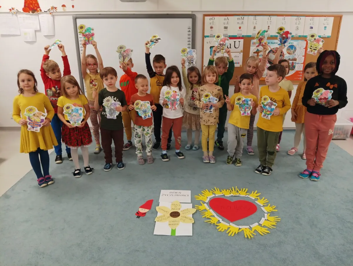 Dzieci w przedszkolu prezentujące swoje prace projektowe