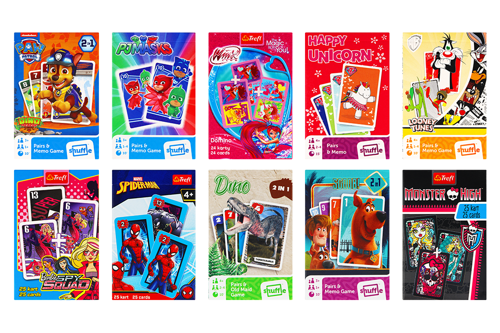 dzieci grające w karty Piotruś lub Uno