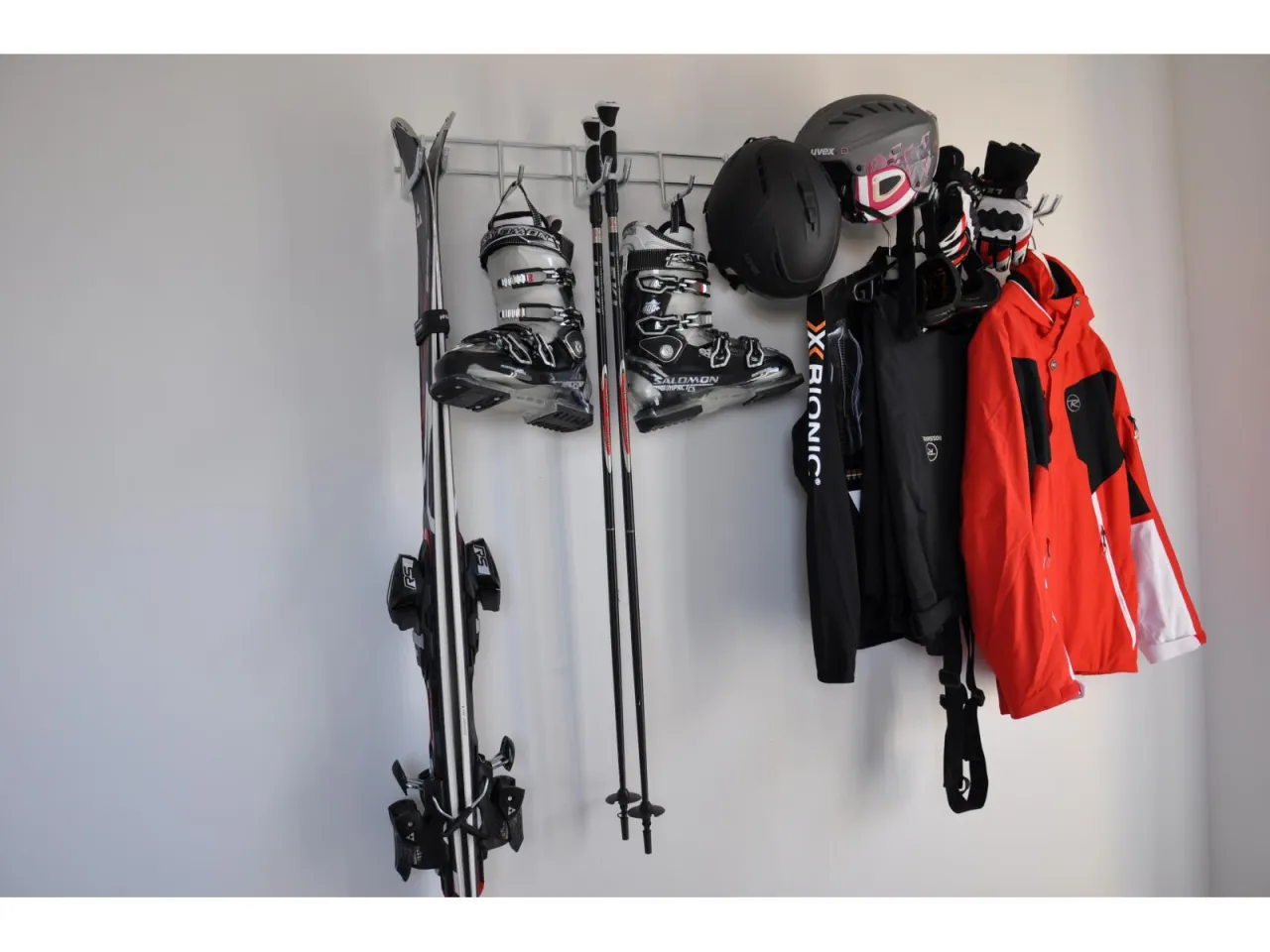 r&oacute;żne typy wieszak&oacute;w na narty