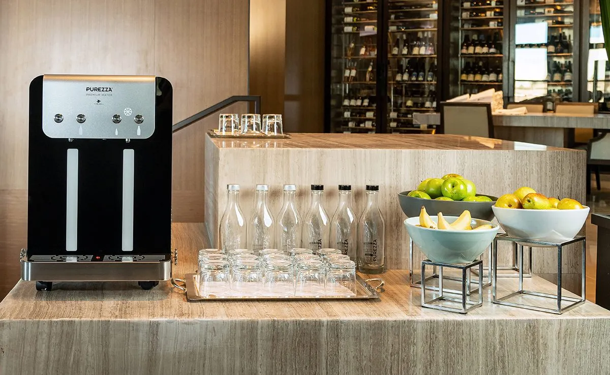 Dystrybutor wody w hotelu