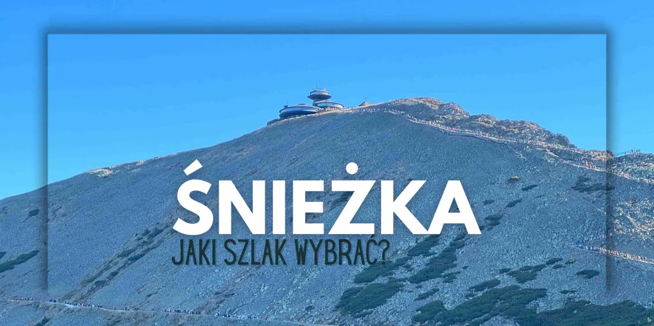 Widok na Śnieżkę z widocznym budynkiem na szczycie. Tekst pyta 