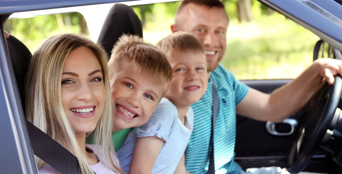 rodzina grająca w zagadki, podróż samochodem, wieczór gier