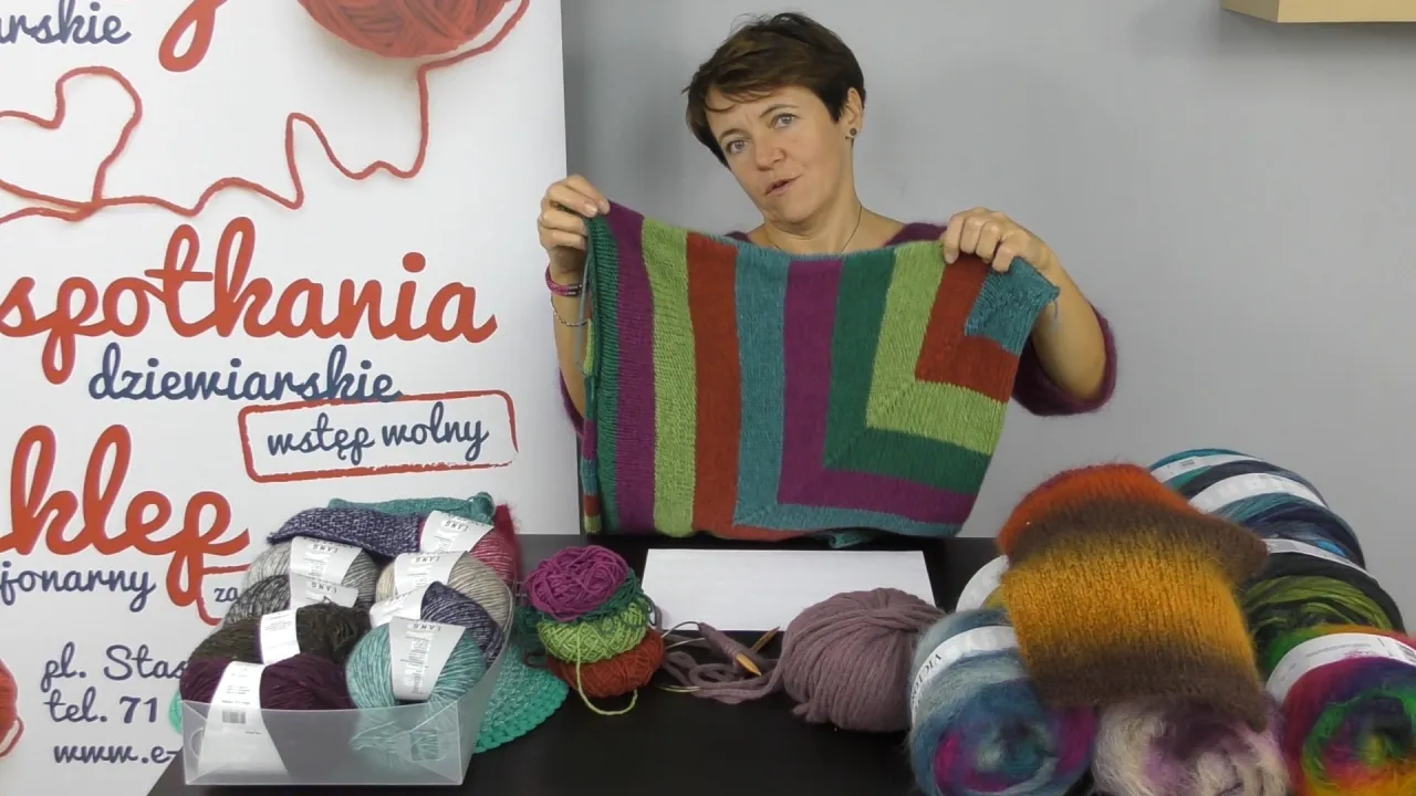 dziewiarka mierzy obwód do swetra