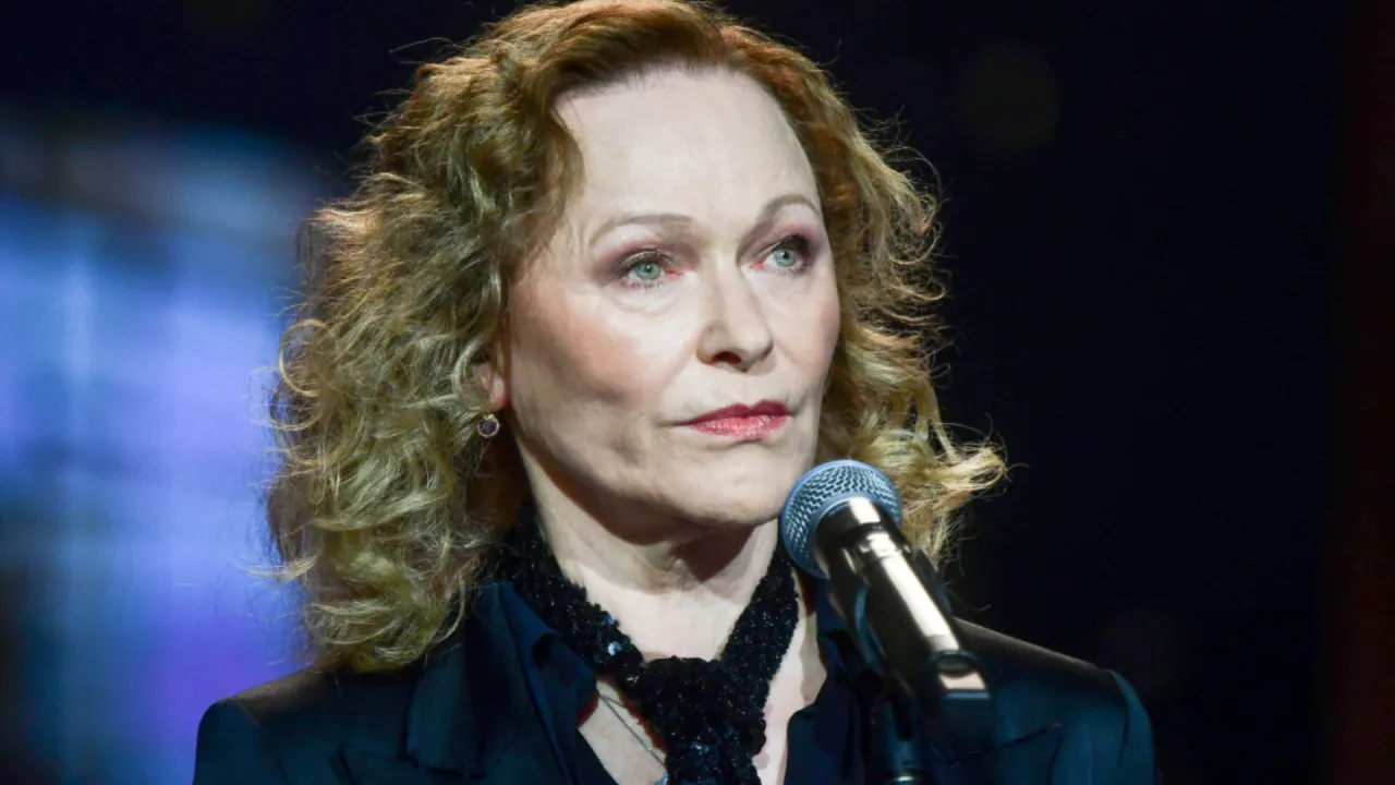 Kto śpiewa piosenkę w filmie Kogel Mogel? To z pewnością ta artystka, kt&oacute;ra stoi przy mikrofonie.