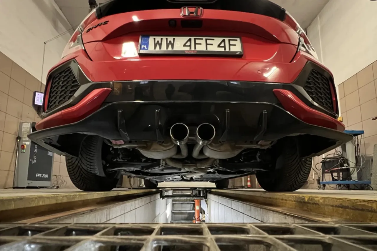 diagnosta sprawdza samochód