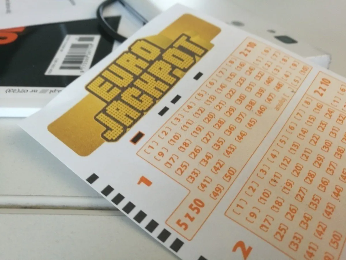 Kupon Eurojackpot, pokazujący jak grać, z polami do zaznaczenia liczb.