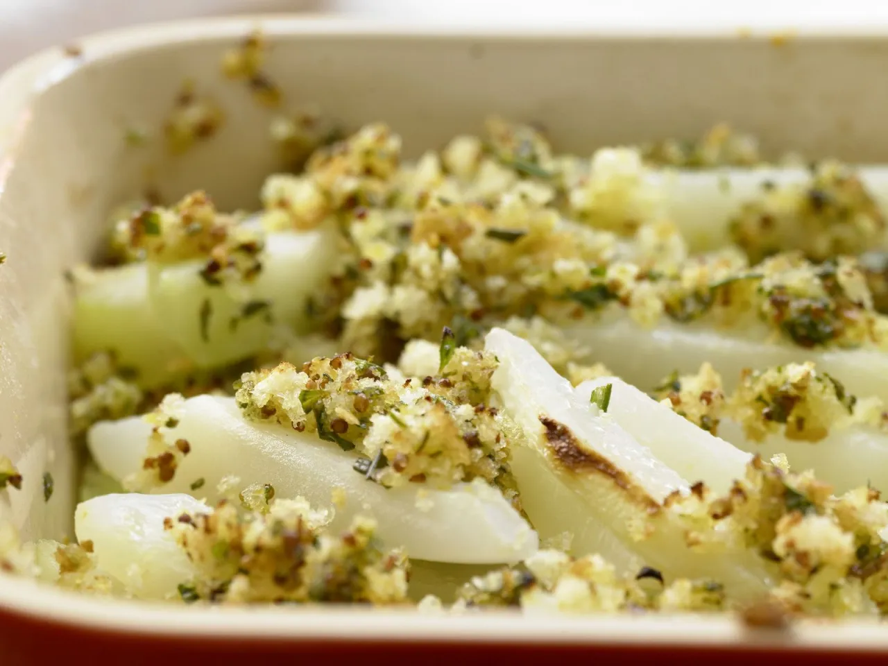 Kohlrabi mit verschiedenen Gewürzen und Kräutern