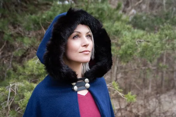 r&oacute;żne historyczne płaszcze z kapturem