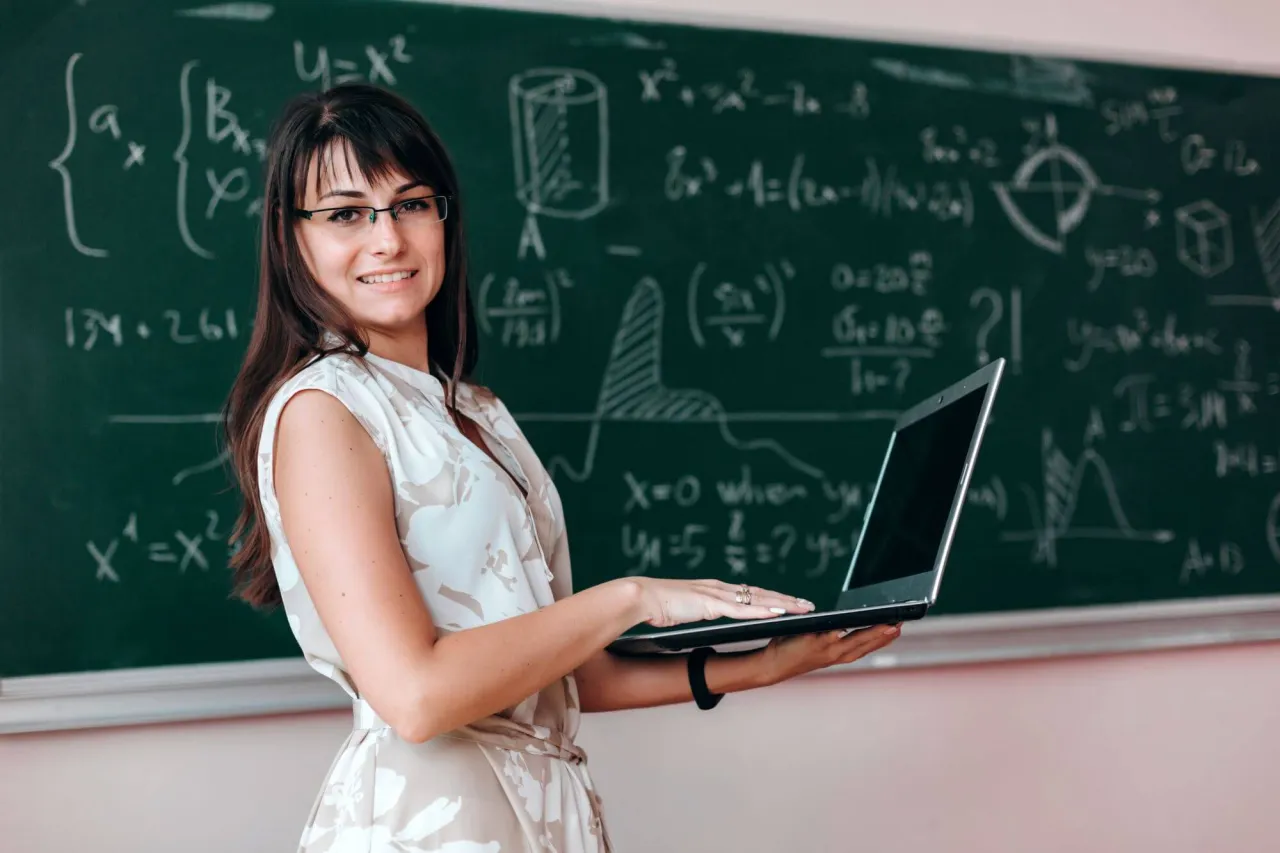 umowa o pracę nauczyciela na cały rok szkolny