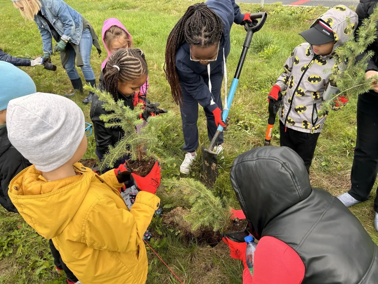 dzieci z r&oacute;żnych kraj&oacute;w wsp&oacute;lnie sadzą drzewo rysunek