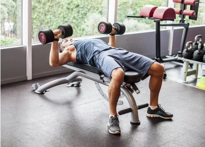 ćwiczenia na klatkę piersiową siłownia technika