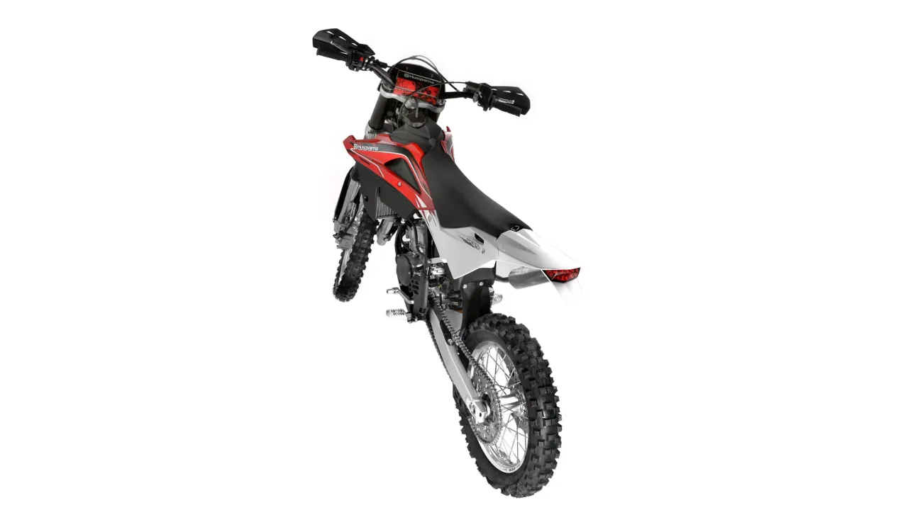 Husqvarna WR 125 dane techniczne: czerwono-biały motocykl crossowy z widocznym napędem i oponami terenowymi.