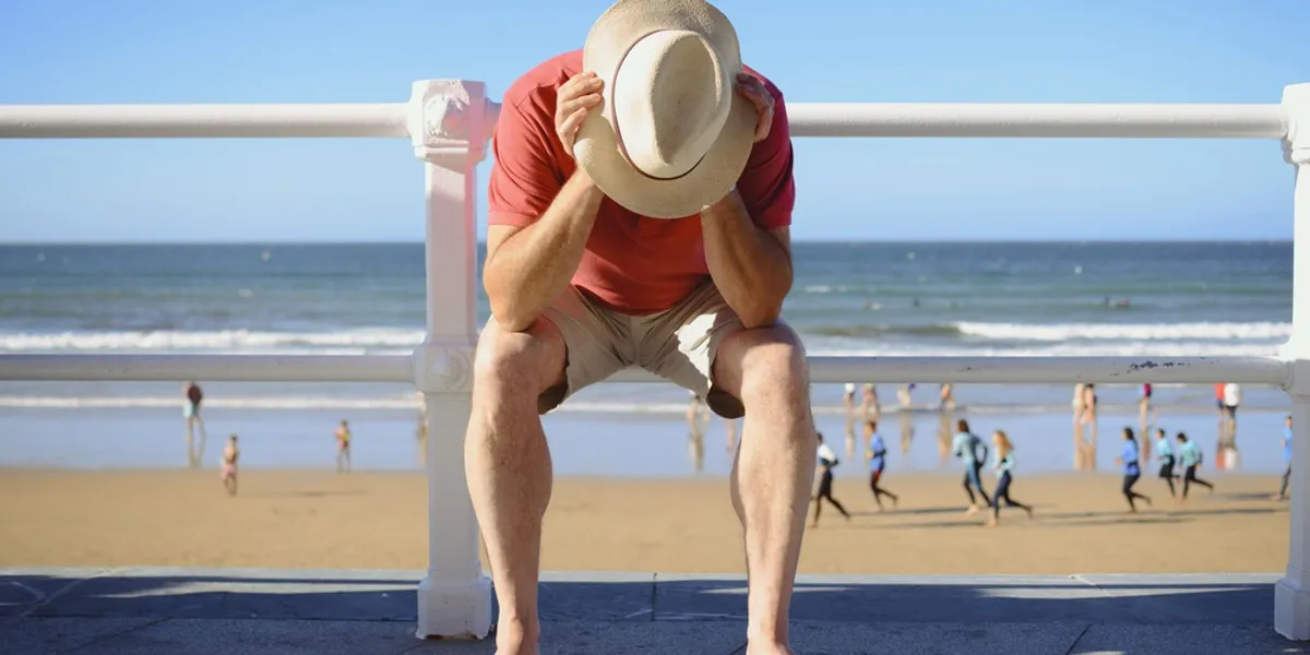 rozczarowany turysta hotel niezgodny z ofertą