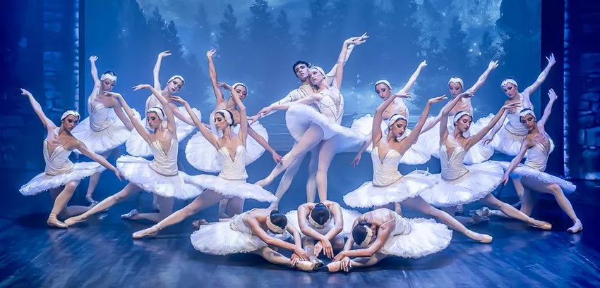 Jezioro łabędzie balet scena