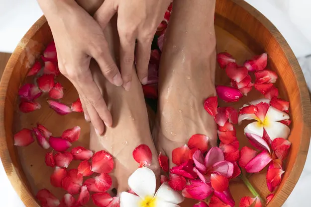 domowe spa dla st&oacute;p, przygotowanie do masażu