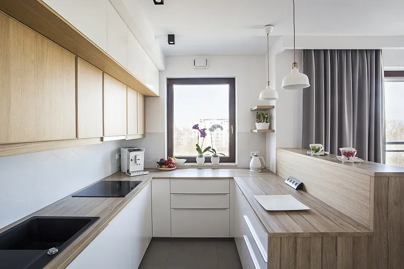 kuchnia z blatami o różnej wysokości