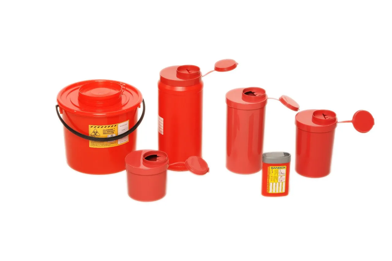 Ręce segregujące odpady medyczne i opakowania po lekach