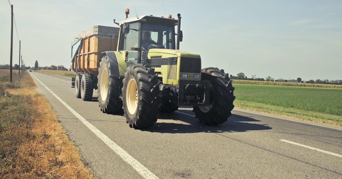  Jakie prawo jazdy potrzebne na traktor z przyczepą? Wszystko o uprawnieniach na ciągnik rolniczy
