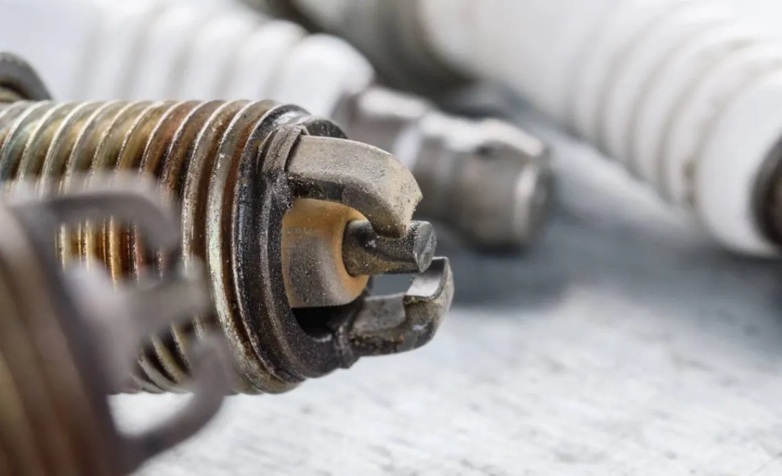 Zużyta świeca zapłonowa kosiarki - objawy