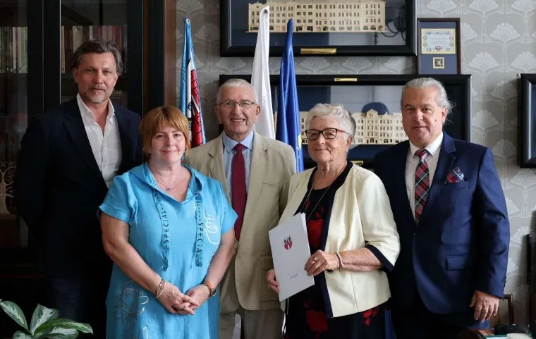 starsze małżeństwo uśmiechnięte, diamentowe gody