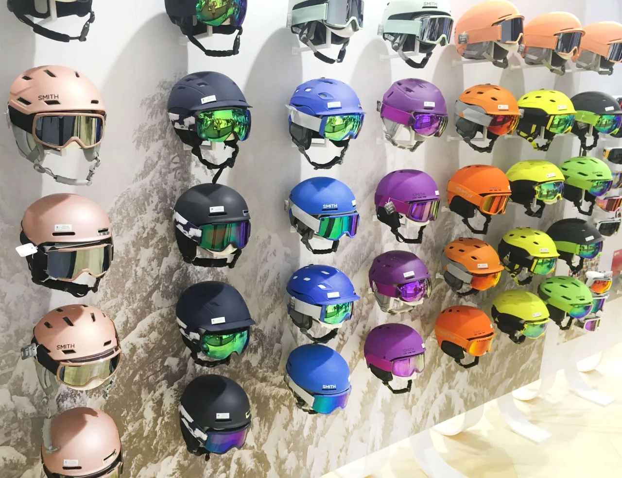 Narciarz w kasku na stoku