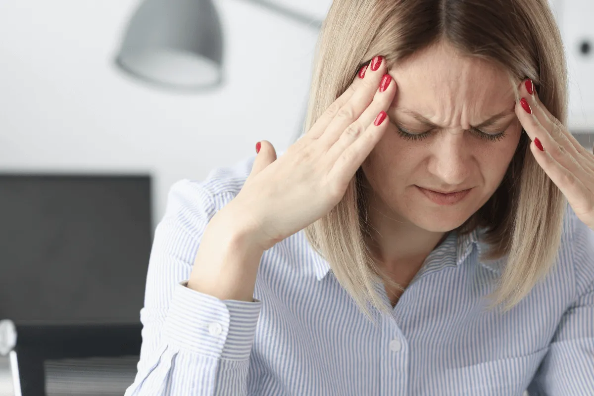 osoba z objawami lęku, kobieta z dłońmi na skroniach