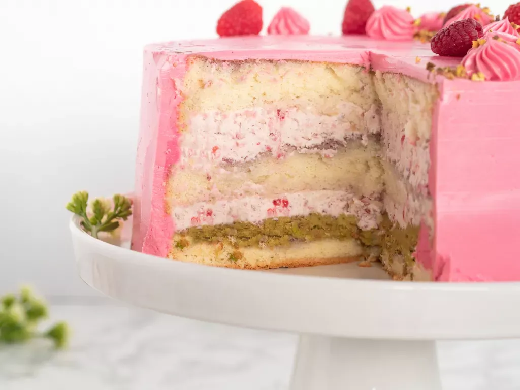 Tort malinowy z różnymi kremami