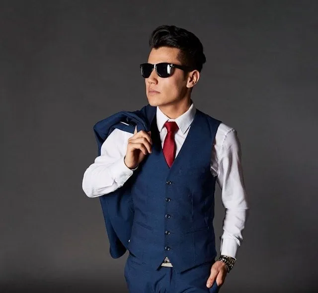 mężczyzna w idealnie włożonej koszuli do garnituru