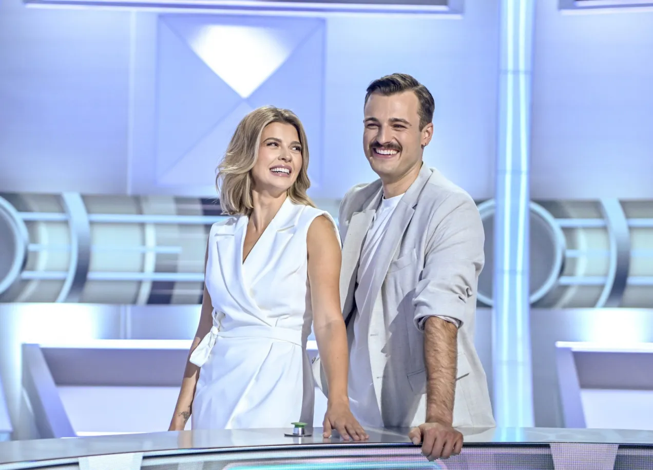 Uśmiechnięci prowadzący w studiu 