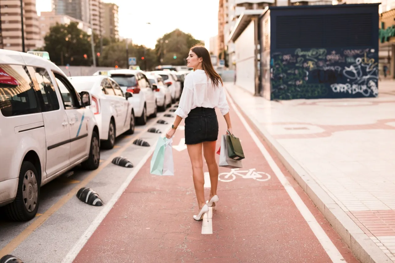 wynajęty samoch&oacute;d zaparkowany na ulicy w Hiszpanii