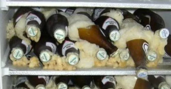 Wybuchająca butelka piwa w zamrażarce