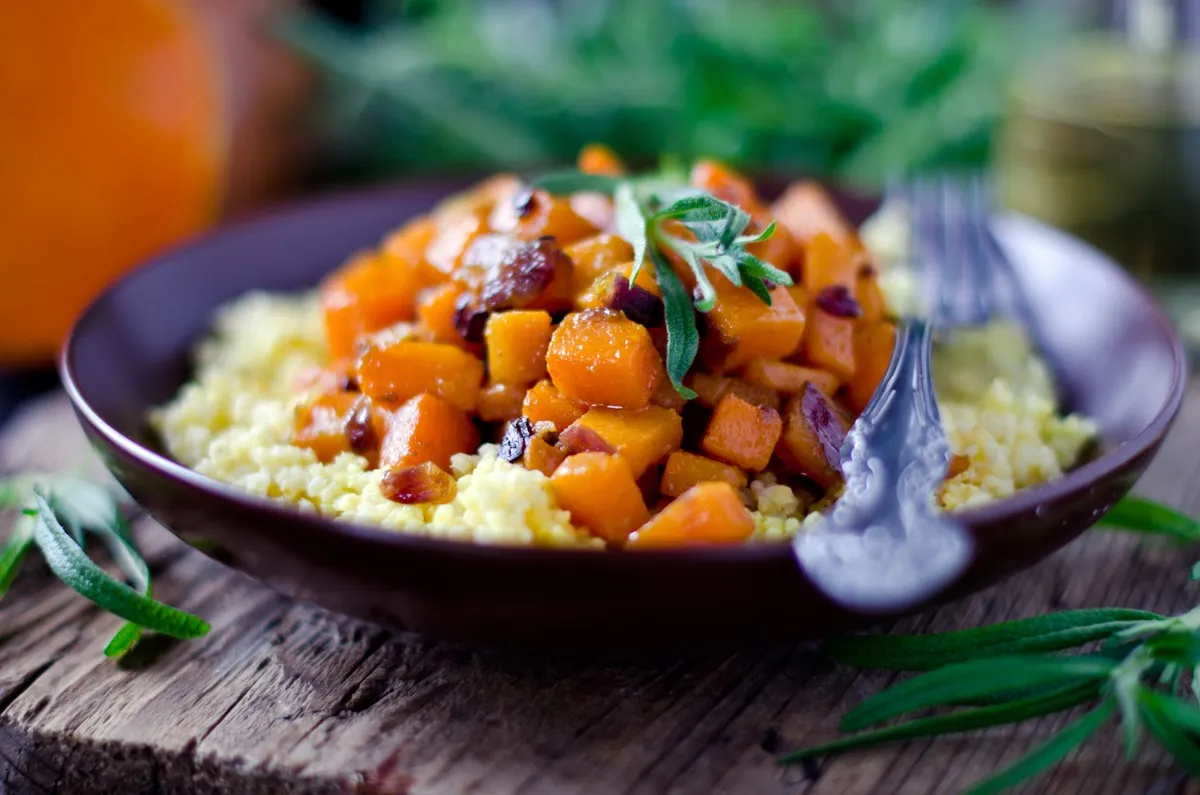 tani obiad sezonowe warzywa, ziemniaki i strączki