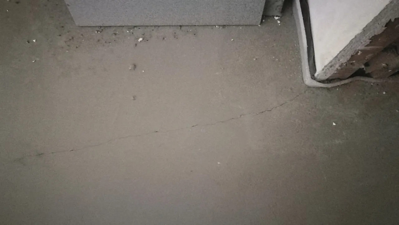 Pęknięcie na świeżej wylewce. Zastanawiasz się, ile worków wylewki na 1m2?