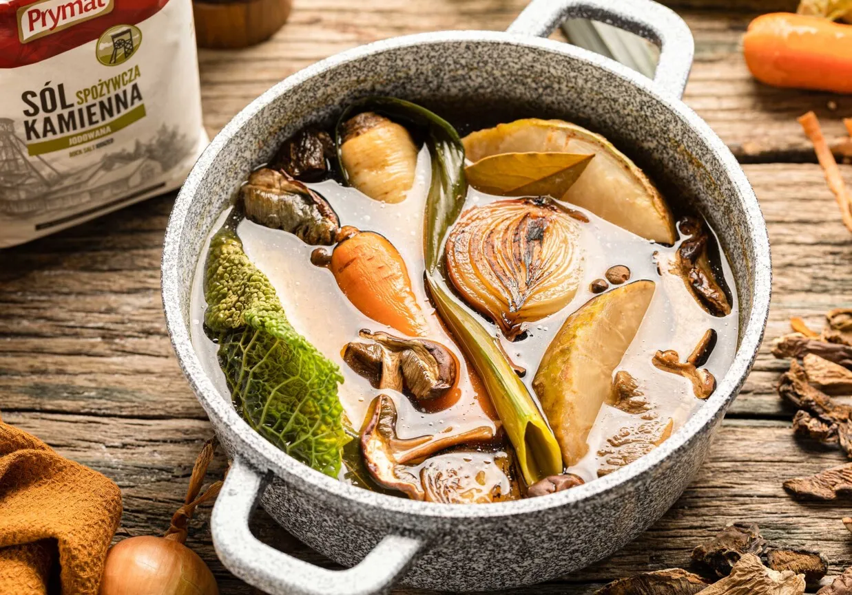 składniki na bulion warzywny i grzyby suszone