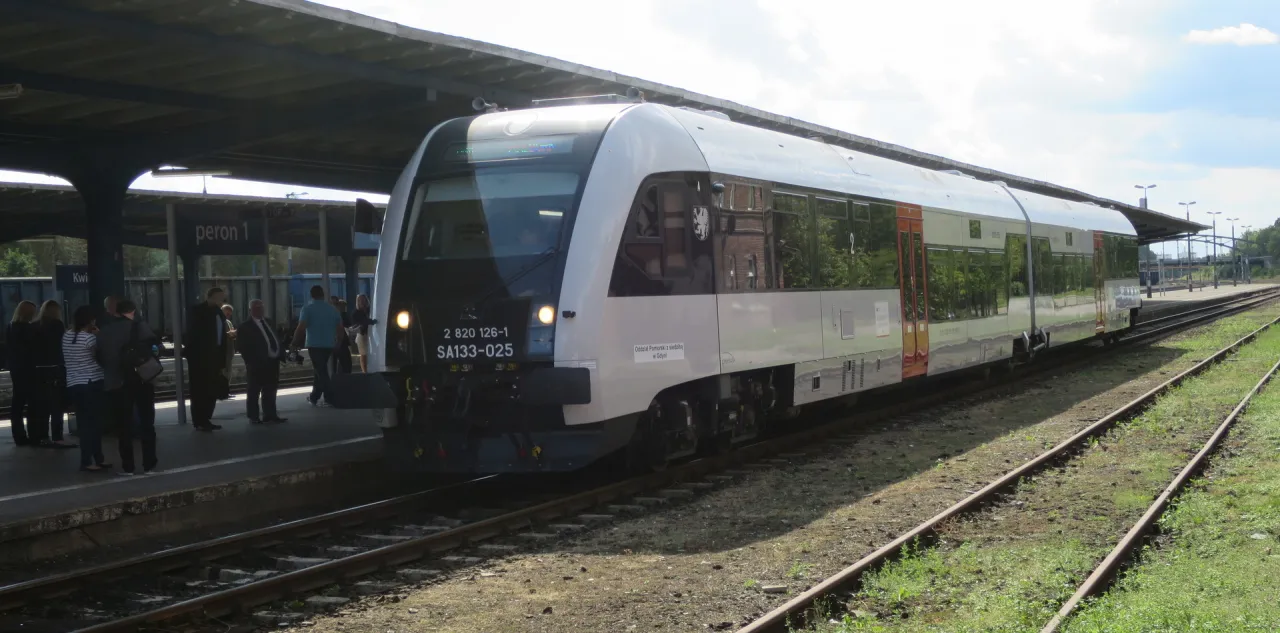 Pasażerowie czekają na peronie 1 na nowoczesny pociąg regio. Czy można jechać wcześniejszym pociągiem regio?